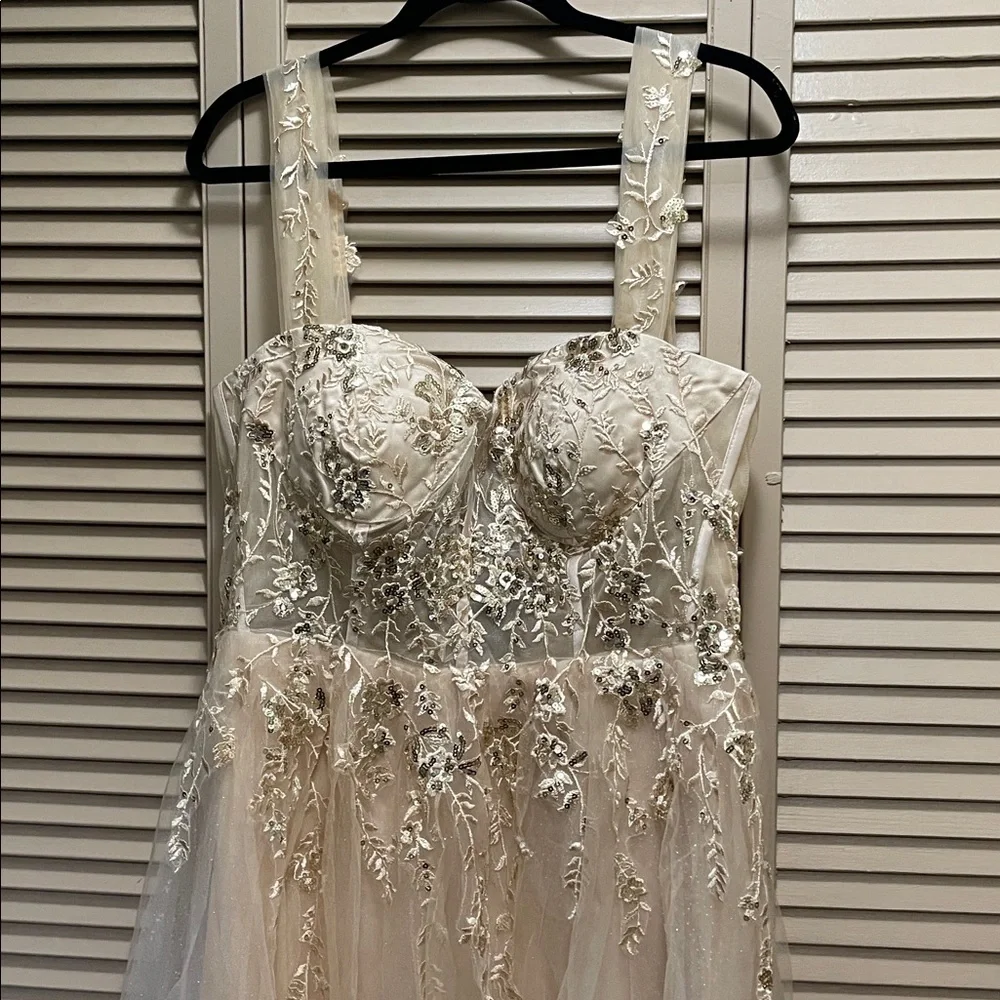 Elegant Cream Gown with Lace Details - Picture 2 of 8
